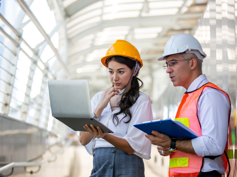 Estudiante de ingeniería practicando inglés técnico