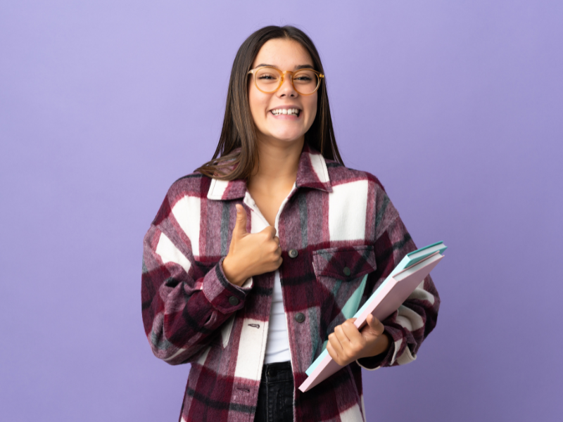 Niña aprendiendo inglés con material didáctico, beca Hermanas JM