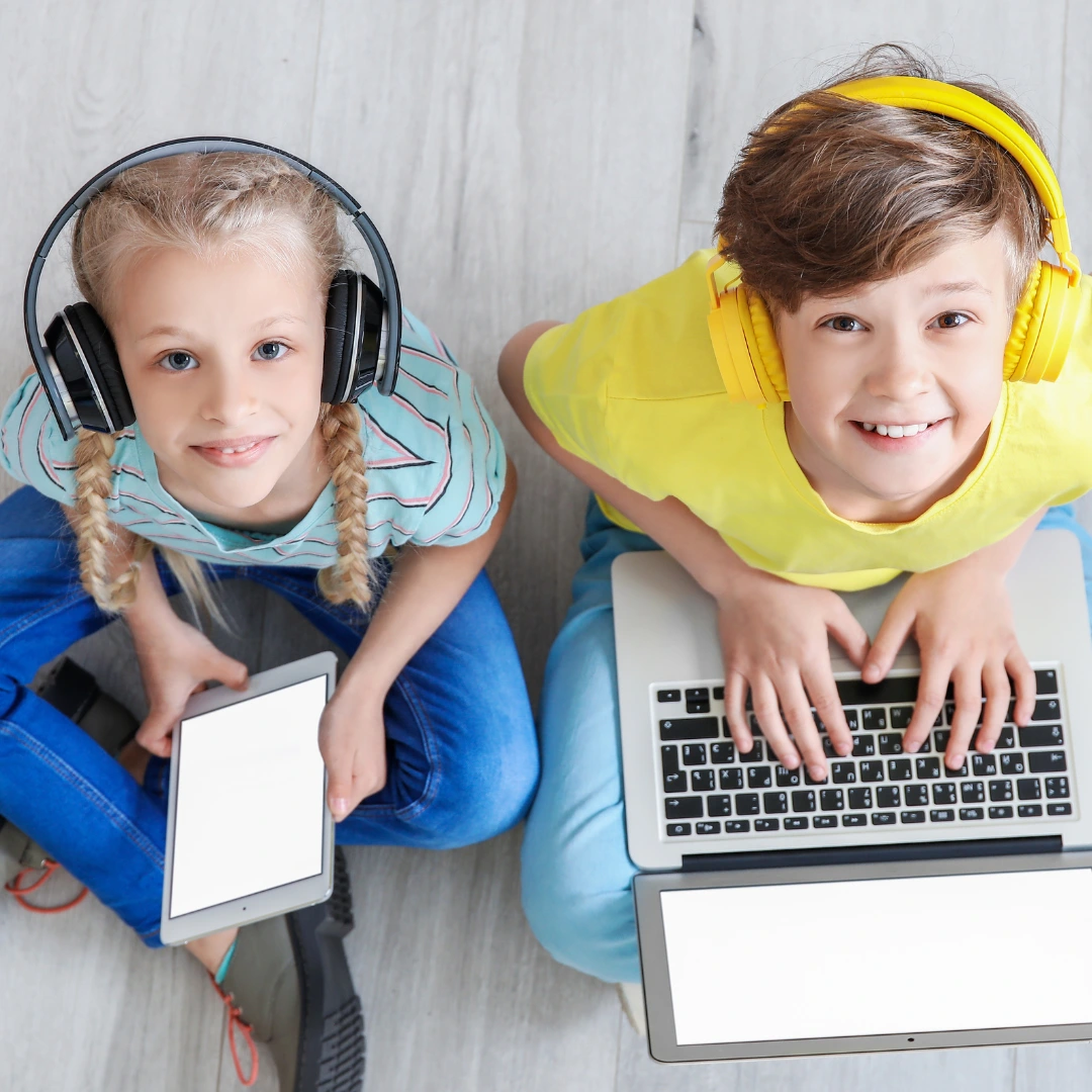 Alumnos practicando conversación en inglés en INBI