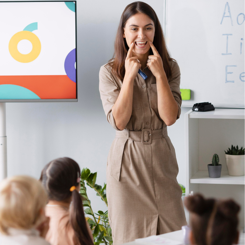 Profesora motivando a niños en curso de inglés sabatino