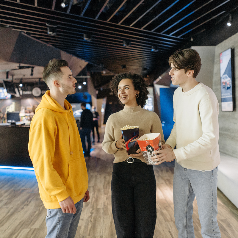Estudiantes aprendiendo inglés en curso sabatino intensivo